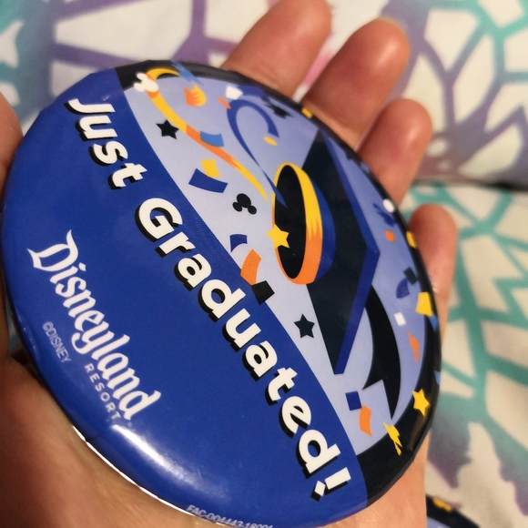 SOLD 🌺5/$25 2x Disneyland Just Graduated Buttons - Picture 3 of 8